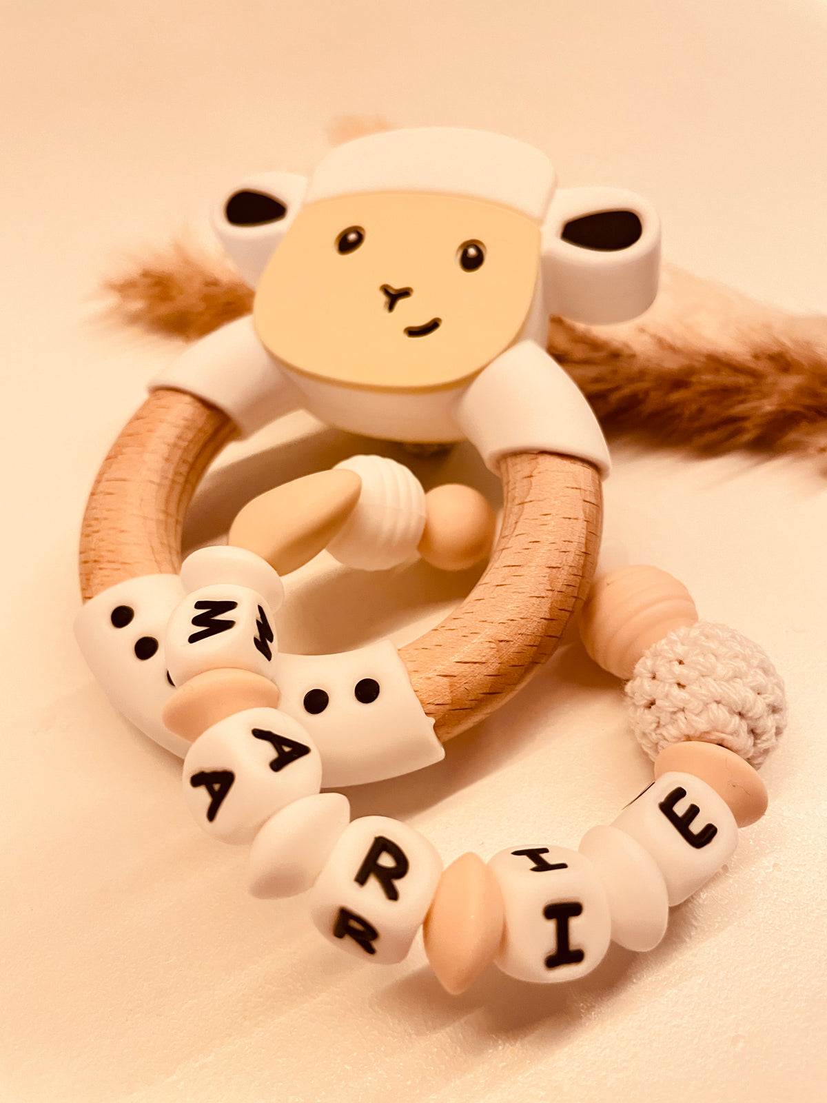 Greifring personalisiert Schaf weiß beige mit Namen für Mädchen und Jungen 