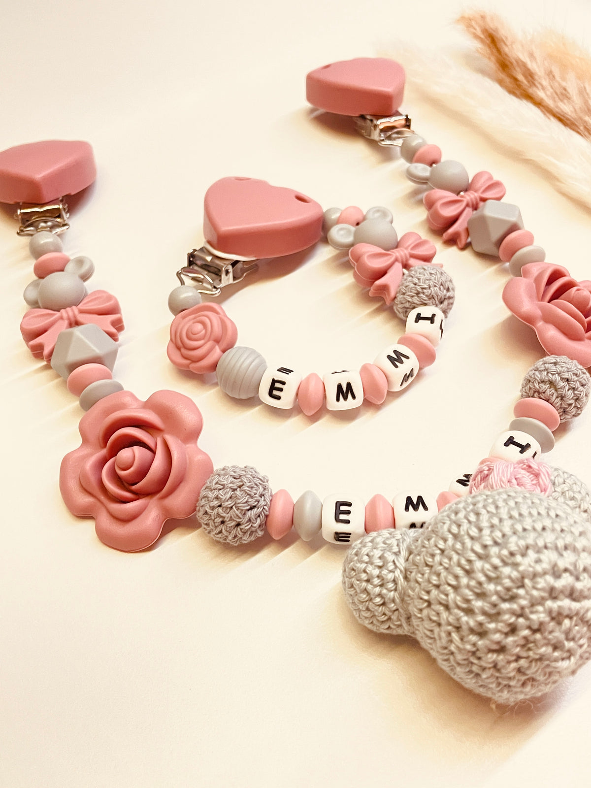 Schnullerkette Kinderwagenkette Maus gehäkelt altrosa grau Set personalisiert handgefertigt

