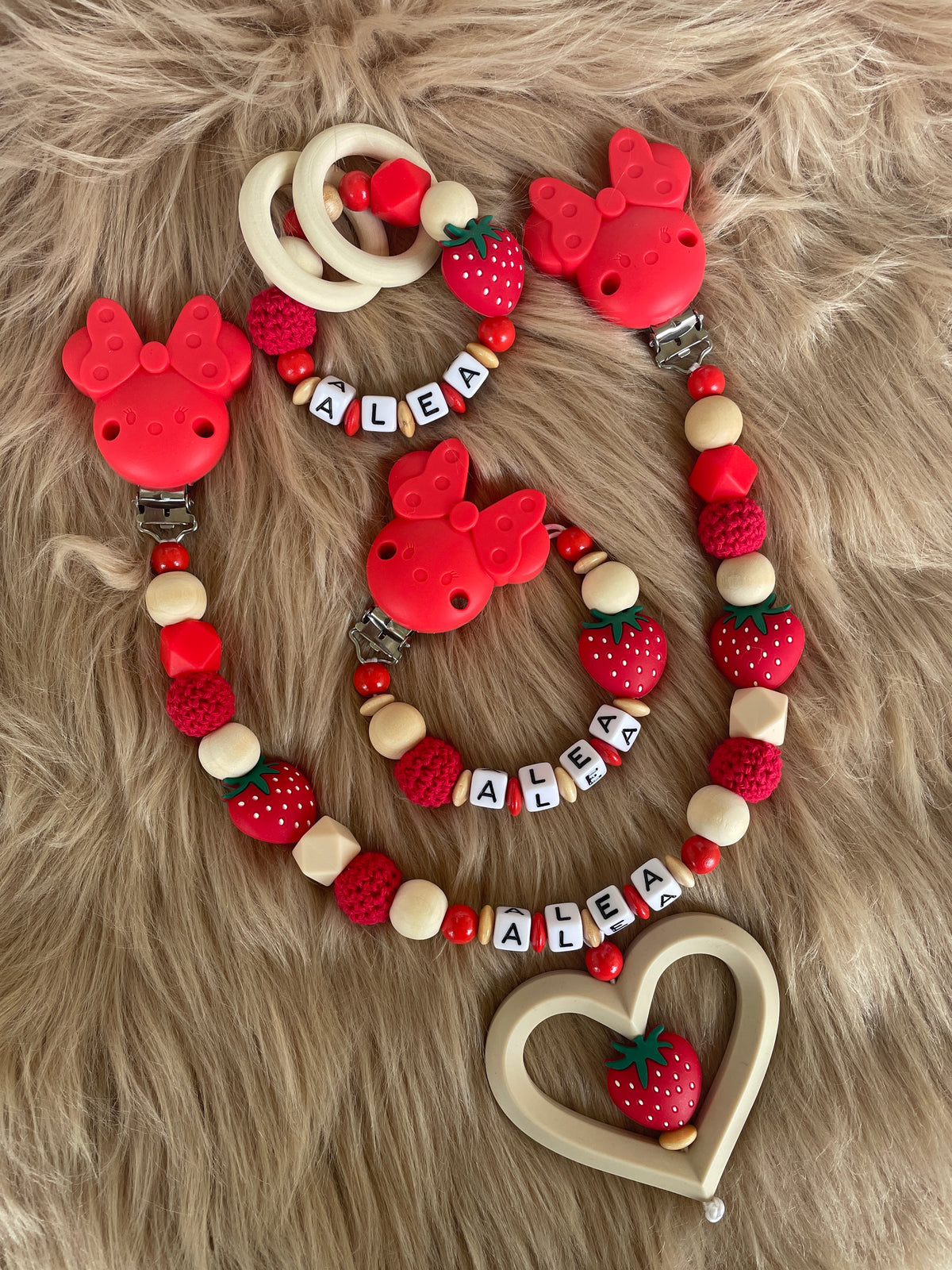Schnullerkette, Kinderwagenkette und Greifring Maus Erdbeere in rot-beige, personalisiert