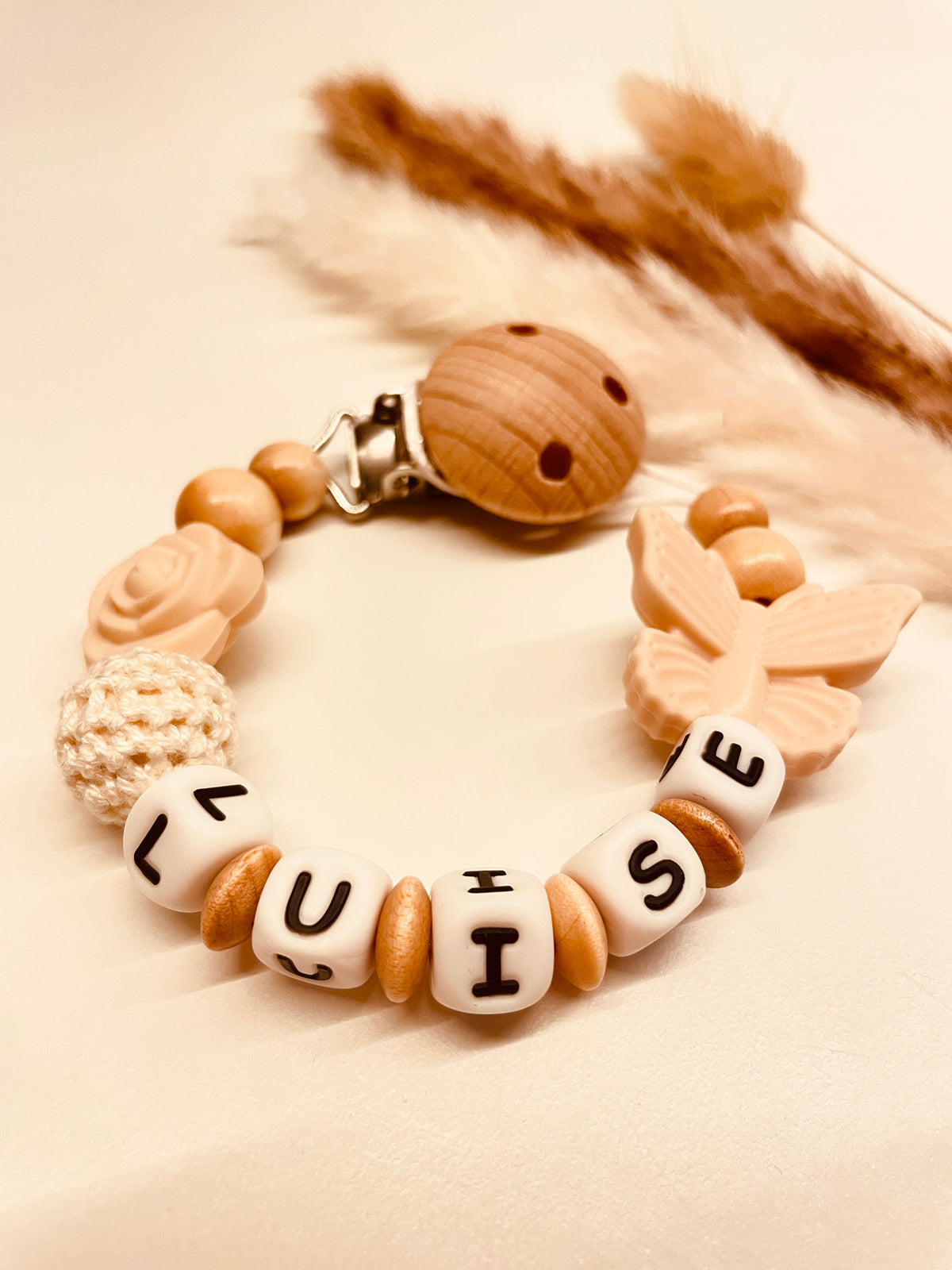 Schnullerkette Schmetterling beige natur, personalisiert mit Namen