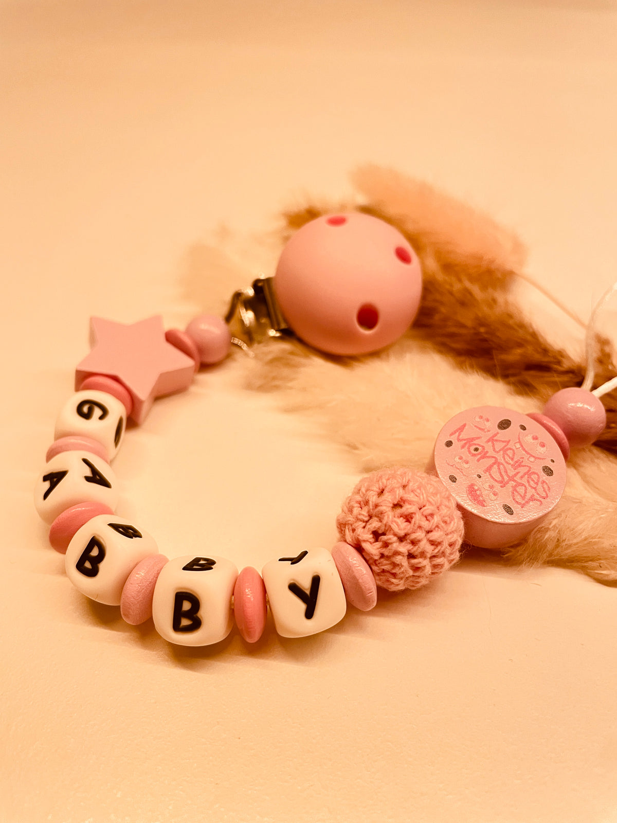 Schnullerkette personalisiert kleines Monster rosa