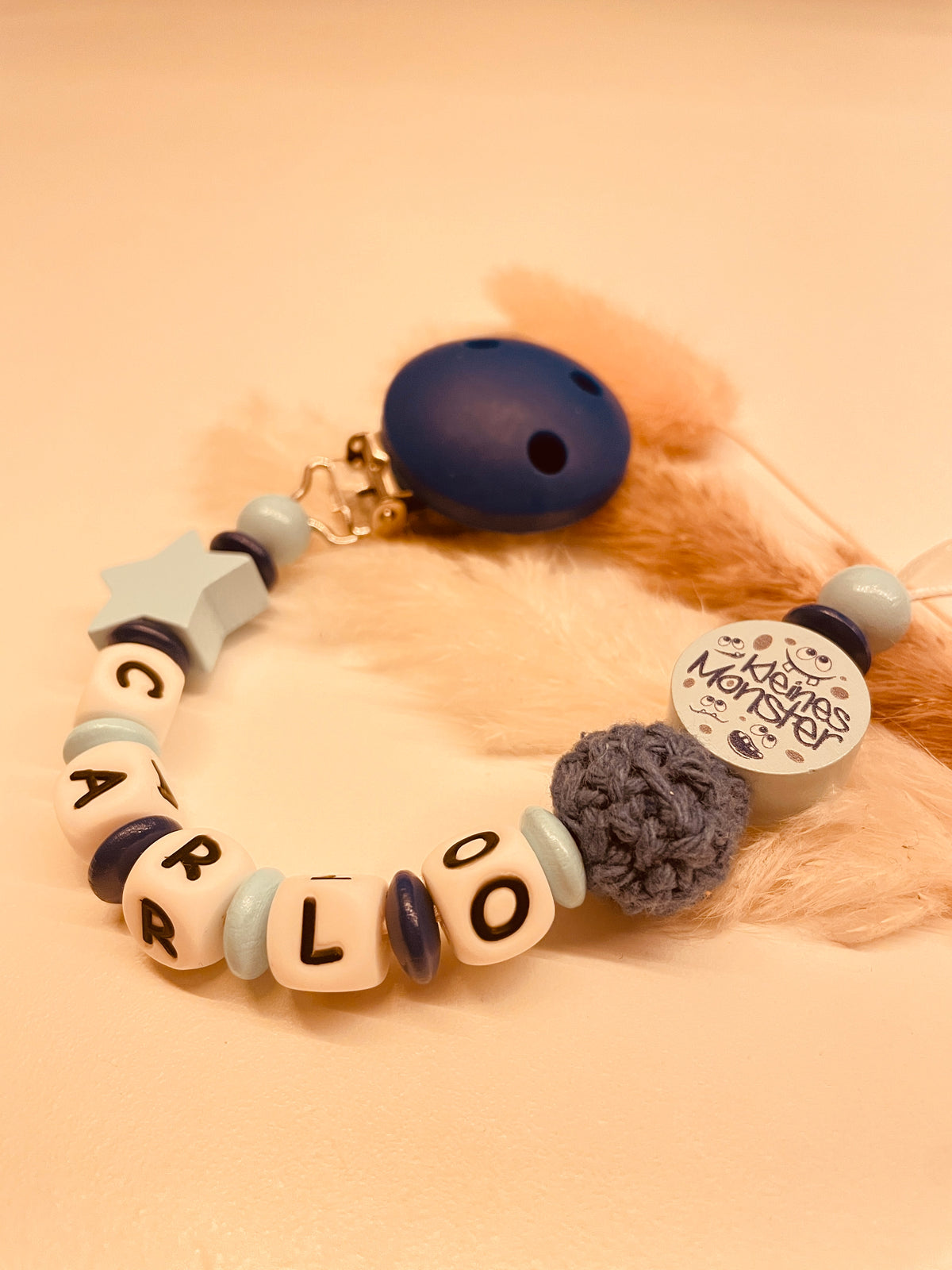 Schnullerkette personalisiert kleines Monster blau