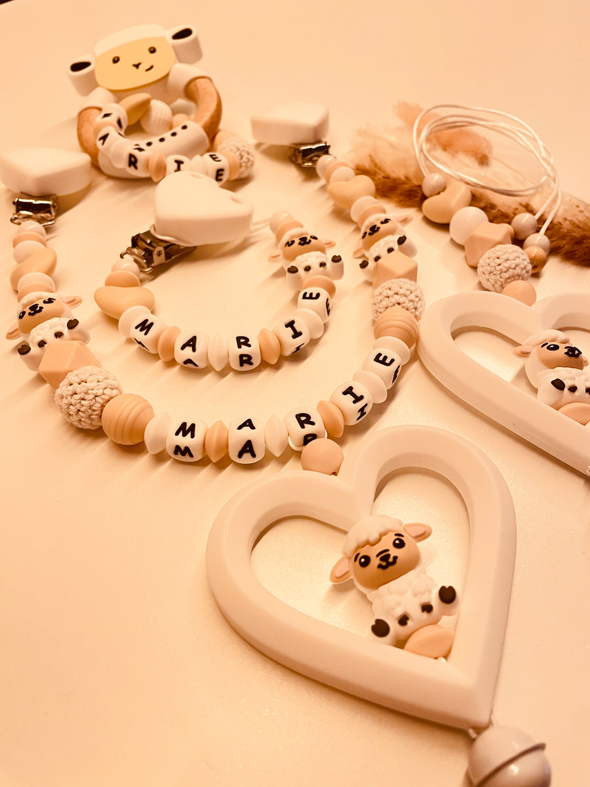 Schnullerkette Kinderwagenkette Greifring Babyschalenanhänger Schaf weiß beige