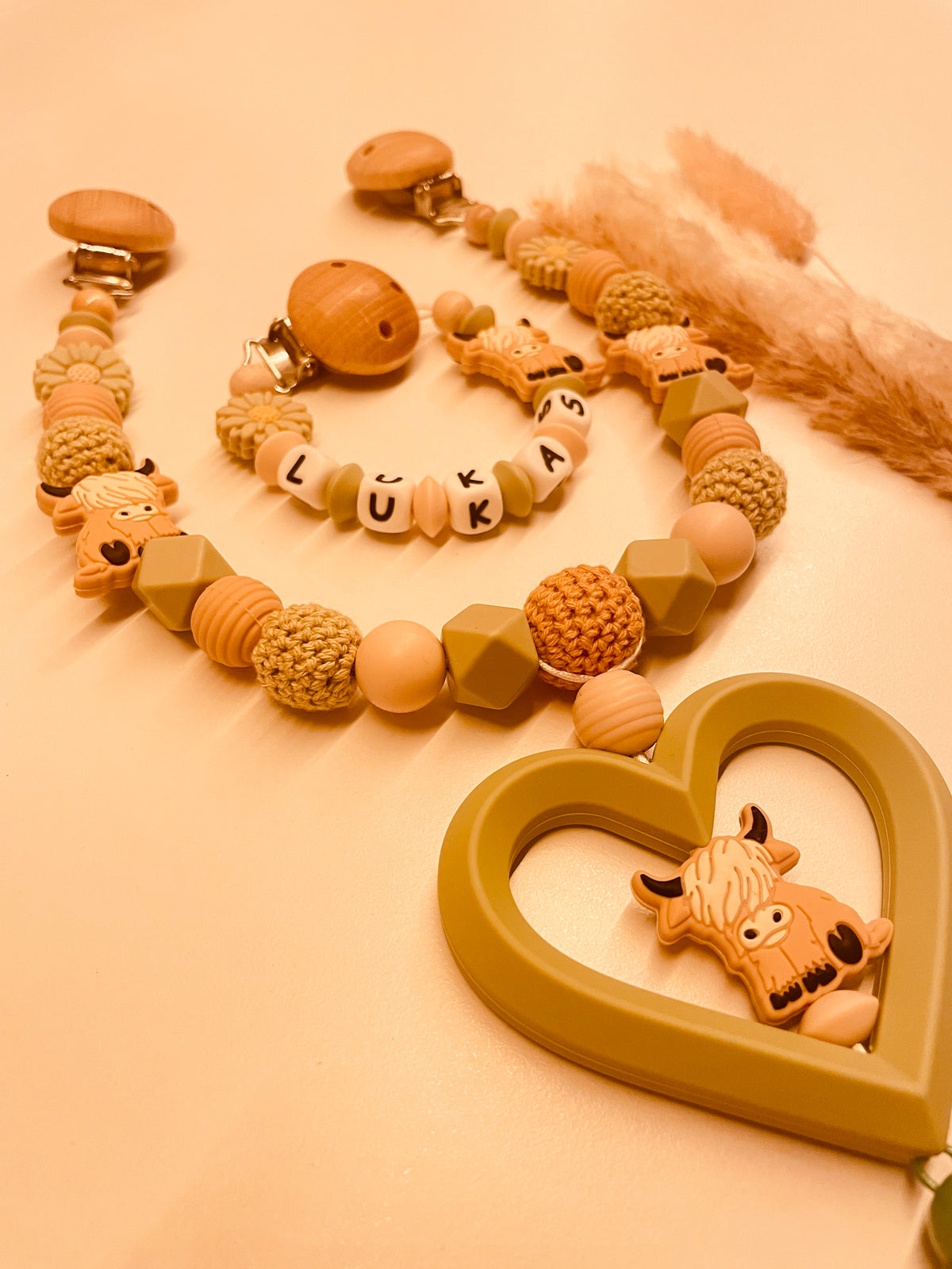 Schnullerkette Kinderwagenkette Highlandcow grün beige