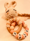 Häkelrassel Hase beige peach personalisiert 