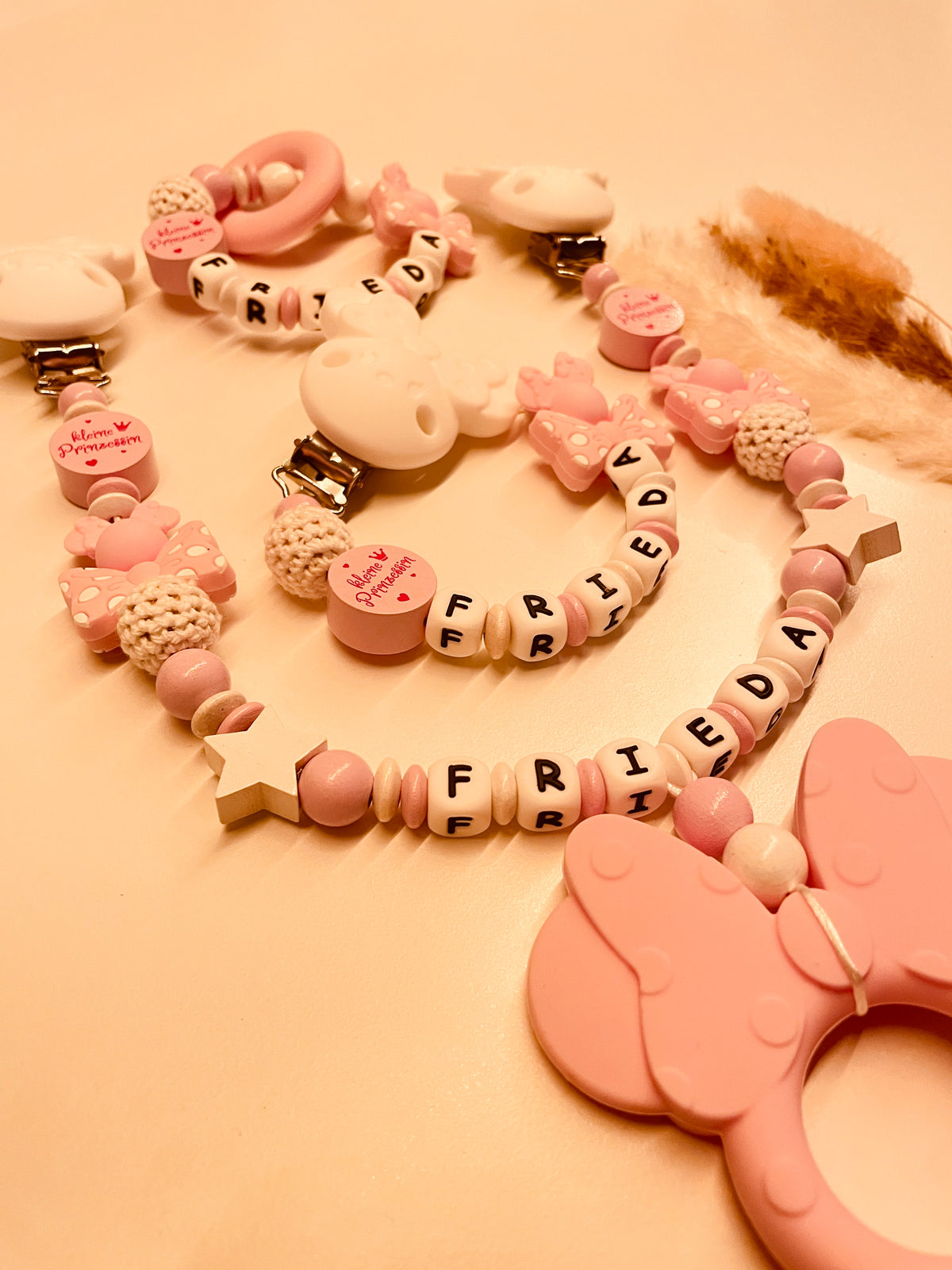 Schnullerkette, Kinderwagenkette und Greifring Maus mit Schleife kleine Prinzessin in rosa-weiß, personalisiert