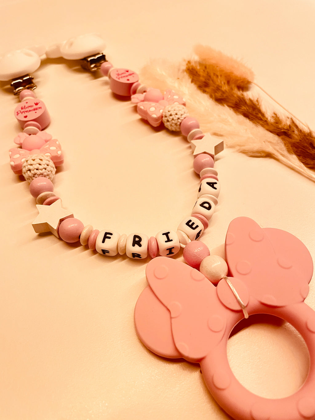 Schnullerkette, Kinderwagenkette und Greifring Maus mit Schleife kleine Prinzessin in rosa-weiß, personalisiert