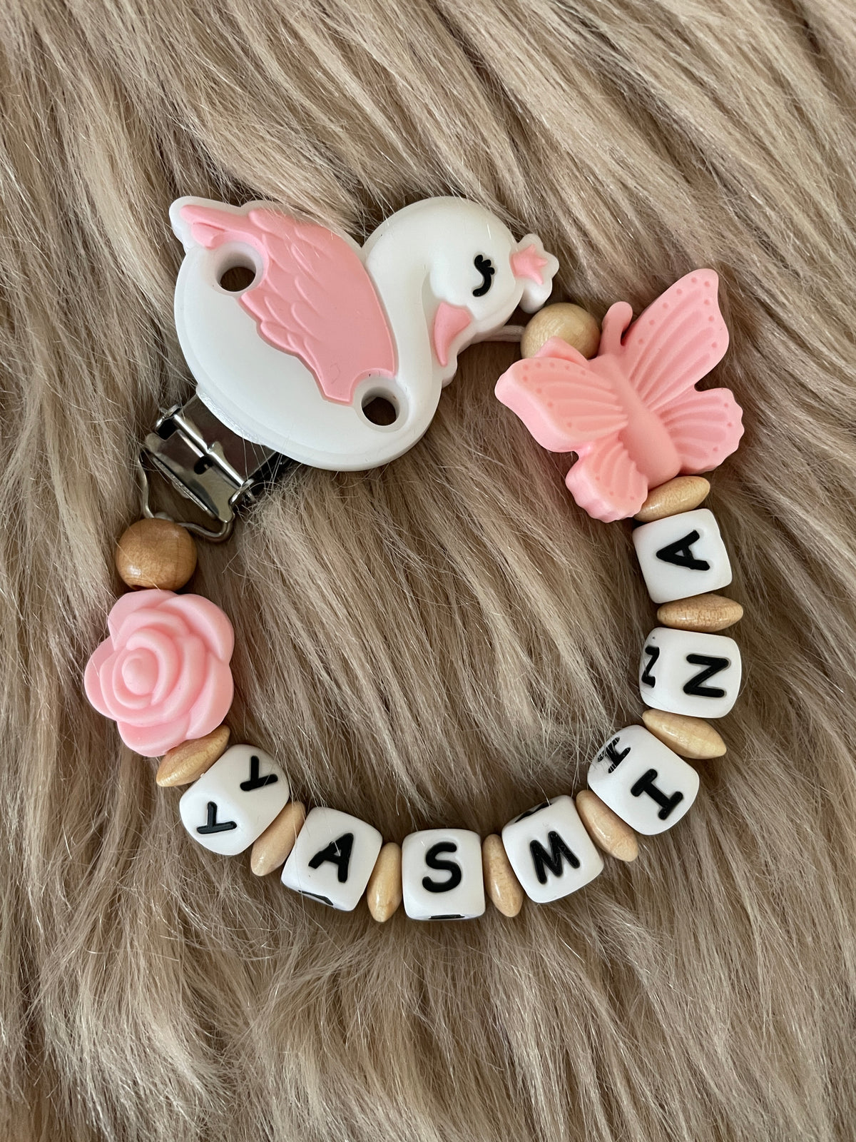 Schnullerkette Schwan mit Schmetterling rosa beige, personalisiert mit Namen