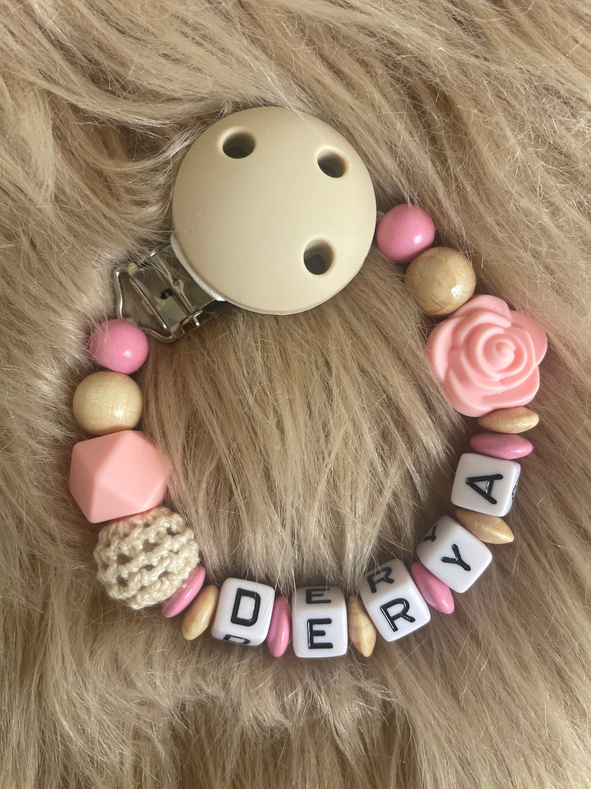 Schnullerkette Rose rosa natur, personalisiert mit Namen
