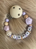 Schnullerkette Rose flieder natur, personalisiert mit Namen