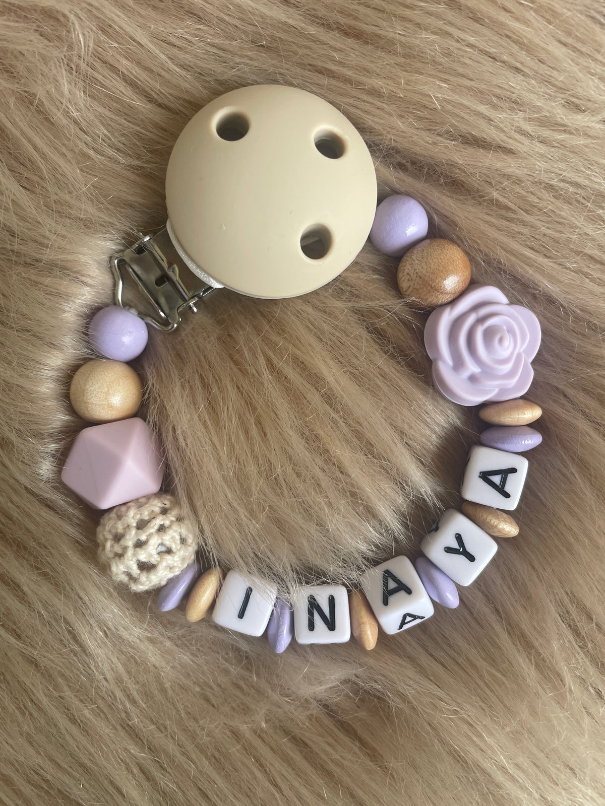 Schnullerkette Rose flieder natur, personalisiert mit Namen