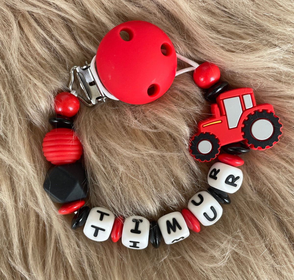 Schnullerkette Traktor rot schwarz, personalisiert mit Namen