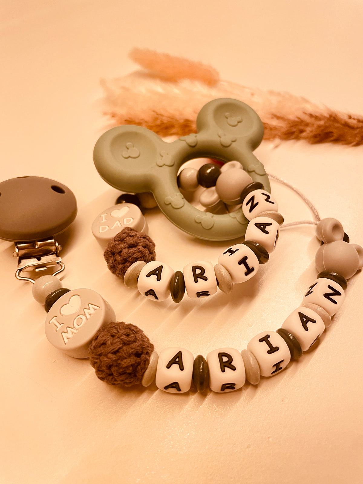 Schnullerkette und Greifring grau Maus I love mom & dad