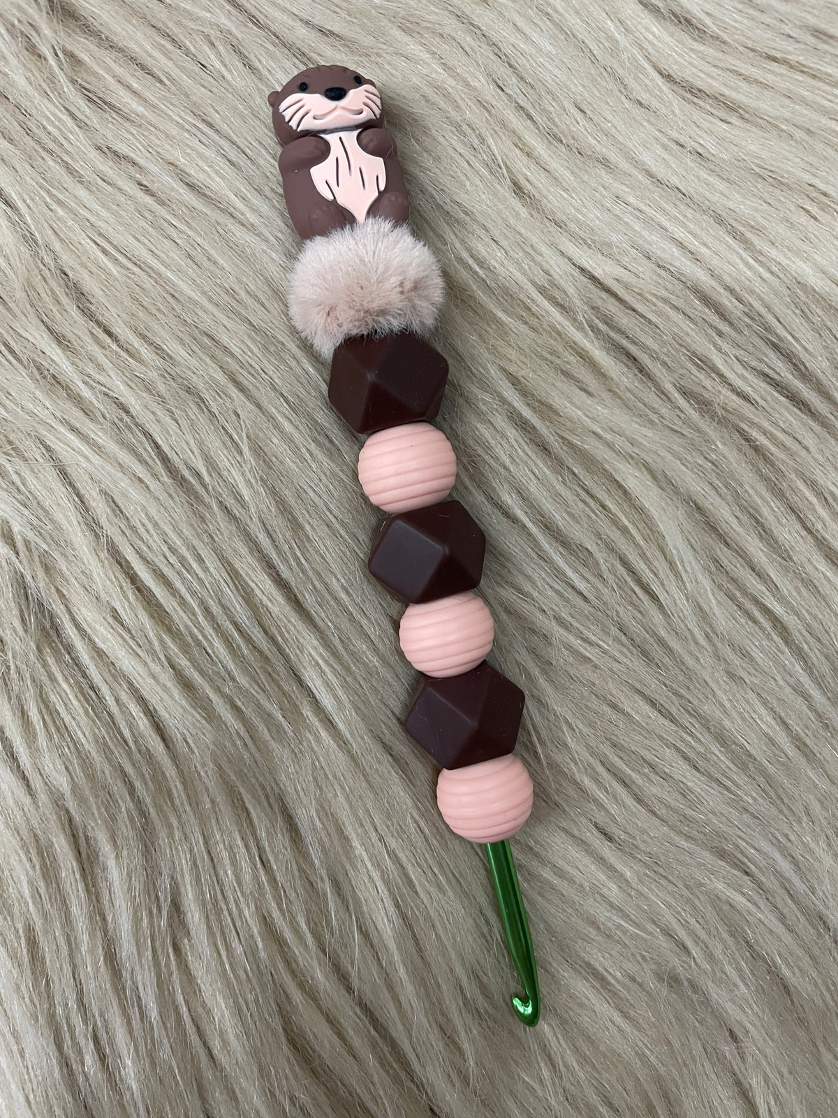 Häkelnadel Otter braun Silikon ergonomisch Häkelzubehör mit Tiermotiv
