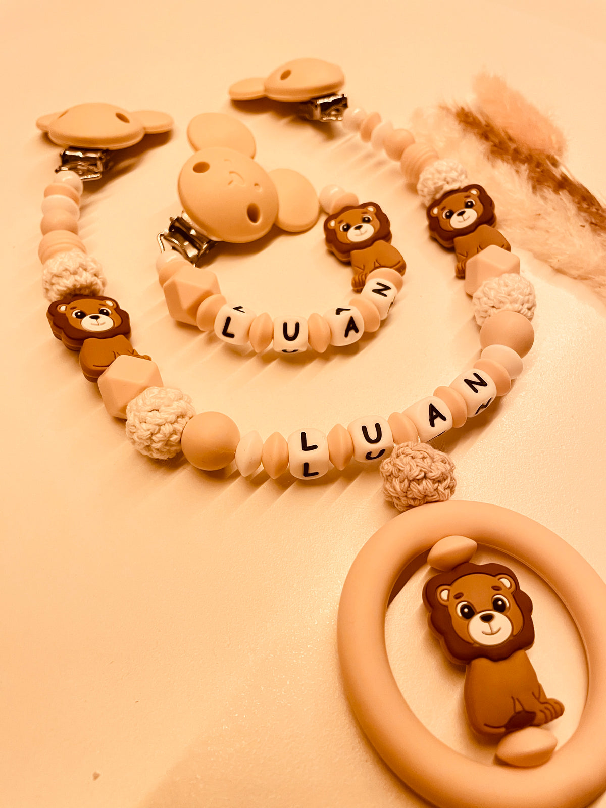 Schnullerkette und Kinderwagenkette Löwe in beige, personalisiert mit Namen Schnullerkette mit Namen personalisiert – Baby Geschenk zur Geburt – individuell