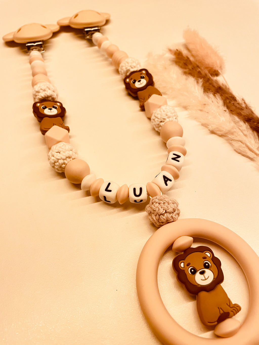 Kinderwagenkette mit Namen personalisiert – Baby Geschenk zur Geburt – individuell Löwe natur beige 