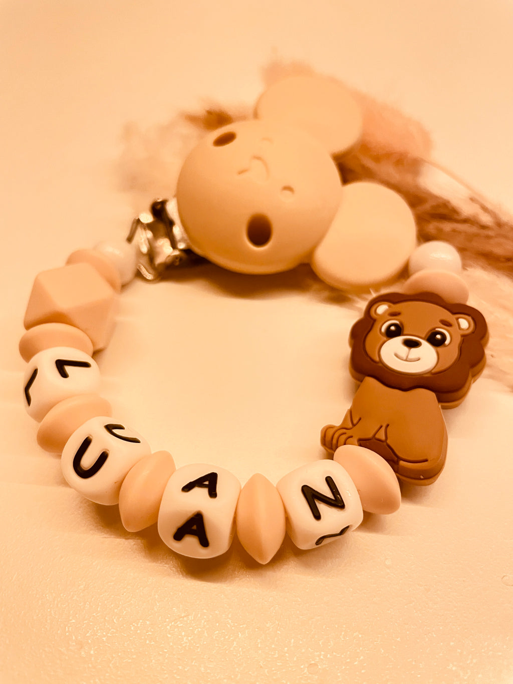 Schnullerkette mit Namen personalisiert – Baby Geschenk zur Geburt – individuell Löwe beige natur 