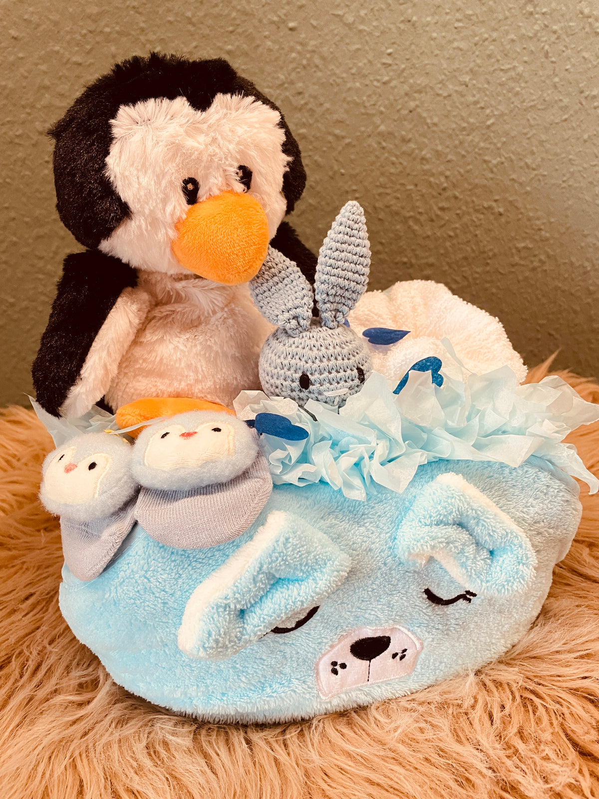 Geschenkbox Pinguin mit Häkelrassel personalisiert Babygeschenk handgefertigt
