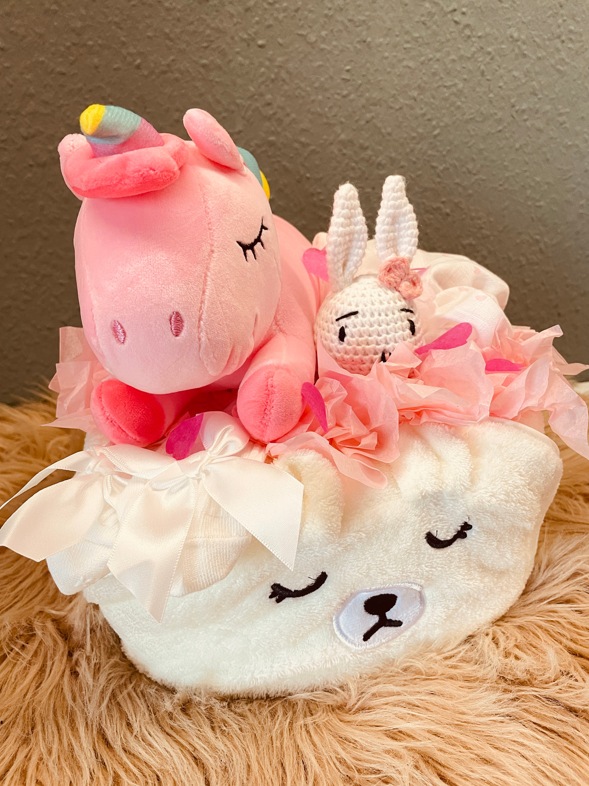 Geschenkbox Einhorn mit Häkelrassel, personalisiertes Babygeschenk