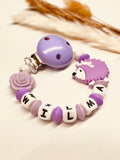 Schnullerkette Igel mit Rose in flieder, personalisiert mit Namen