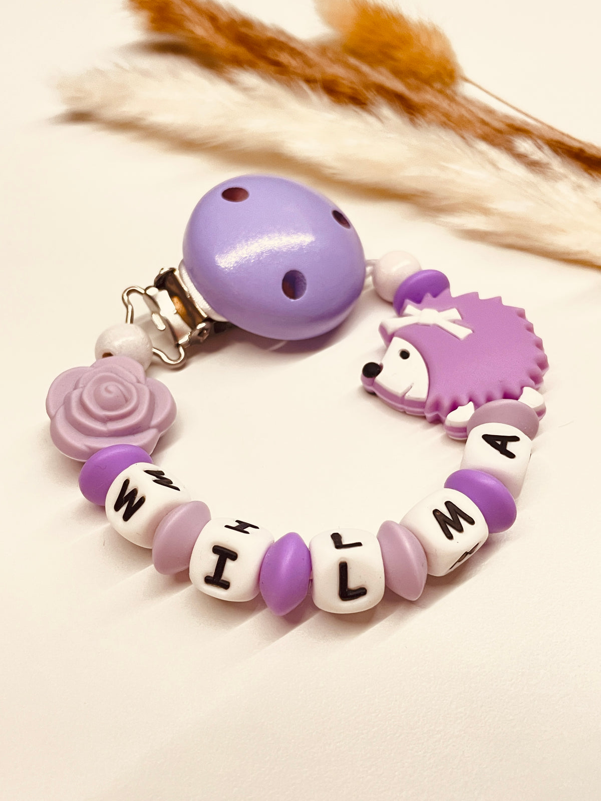 Schnullerkette Igel mit Rose in flieder, personalisiert mit Namen