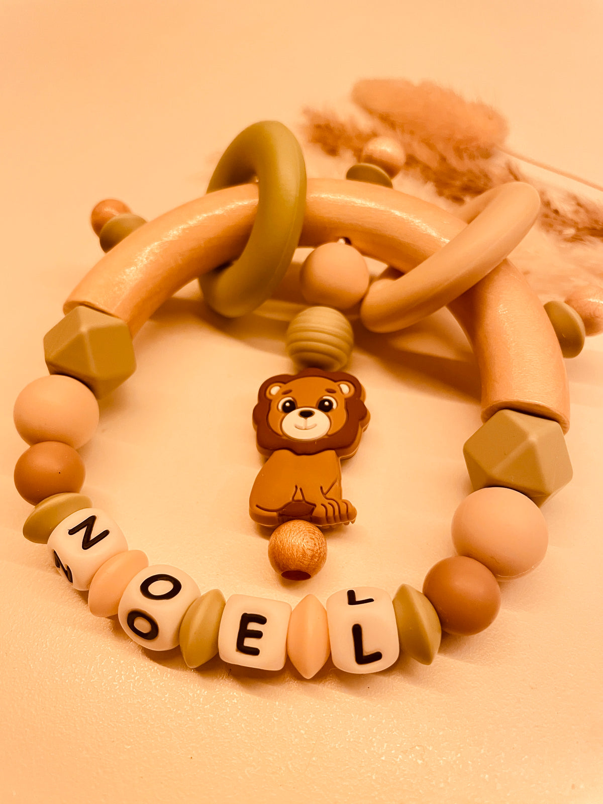 Greifring personalisiert Löwe beige grün mit Namen