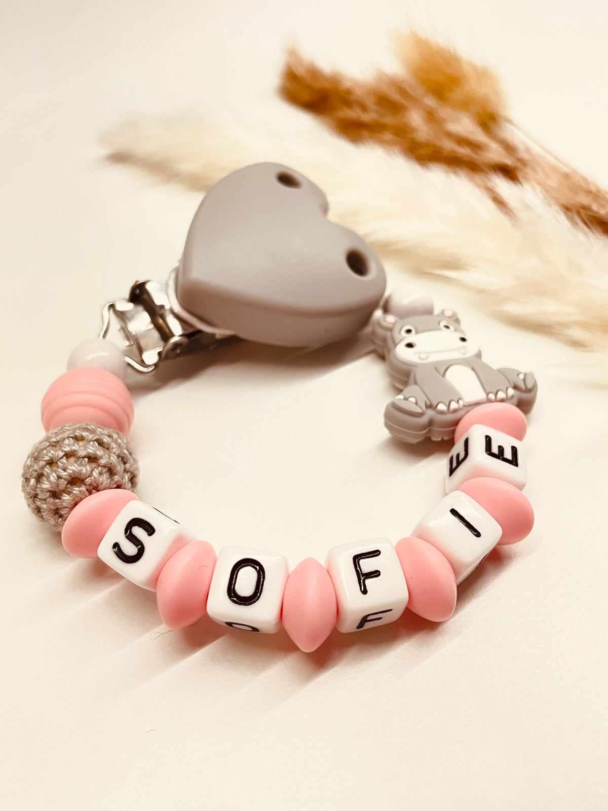Schnullerkette Nilpferd candy rosa grau personalisiert handgefertigt Babygeschenk Mädchen