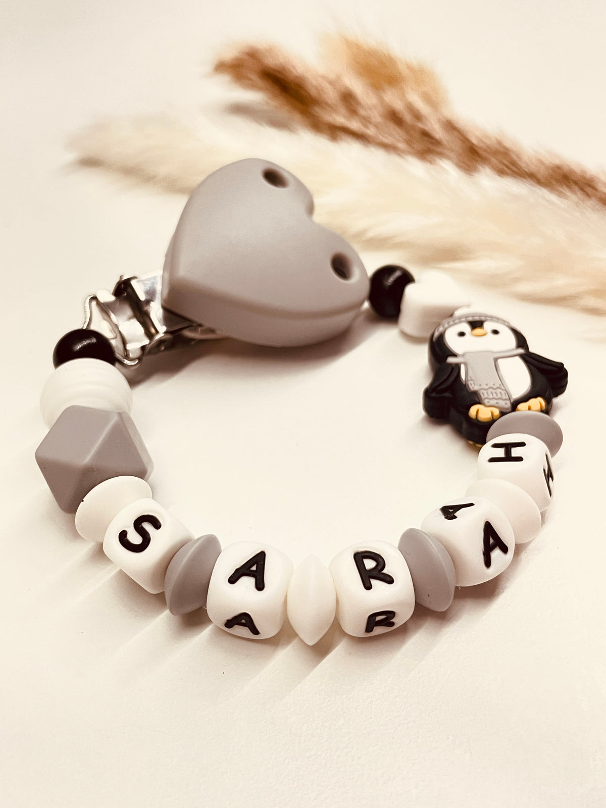 Schnullerkette Pinguin grau weiß personalisiert handgefertigt Babygeschenk