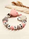 Schnullerkette Igel mit Rose in candy rosa-grau, personalisiert mit Namen