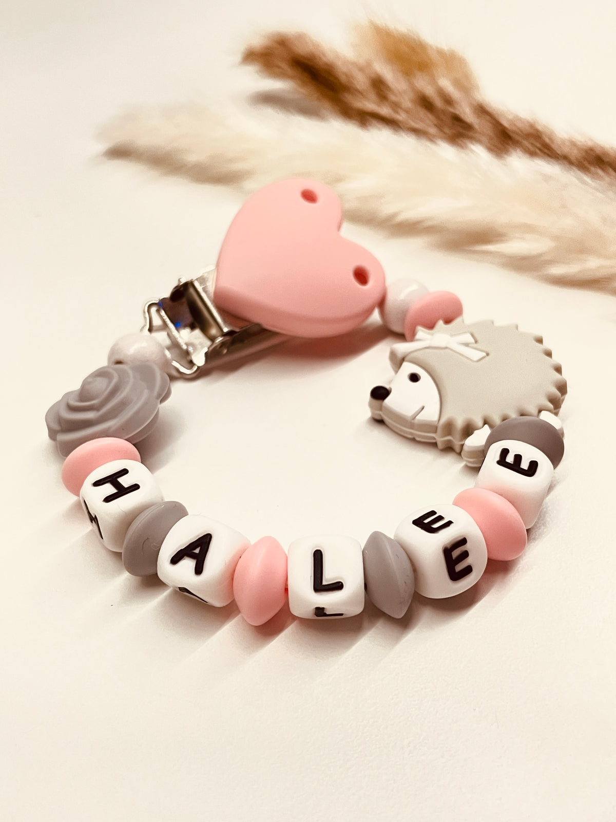 Schnullerkette Igel mit Rose in candy rosa-grau, personalisiert mit Namen