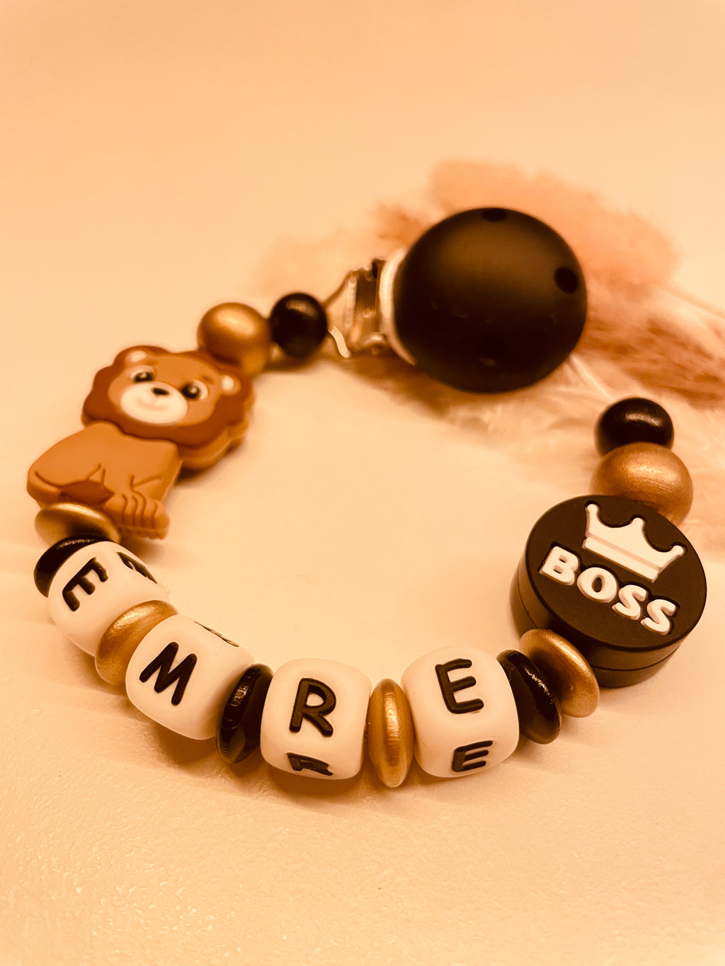 Schnullerkette Kinderwagenkette Löwe Boss schwarz gold