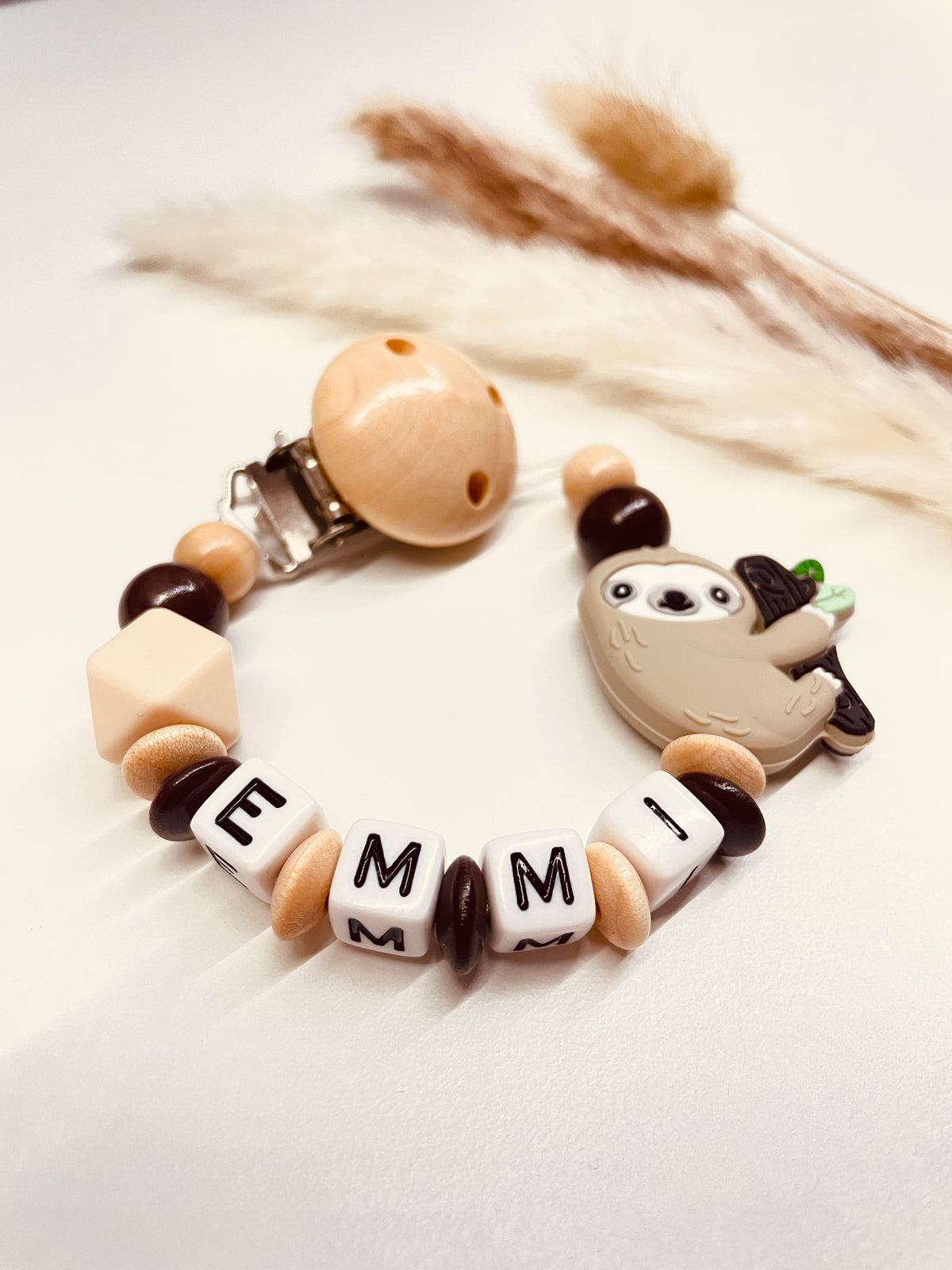 Schnullerkette Faultier braun beige personalisiert handgefertigt Babygeschenk