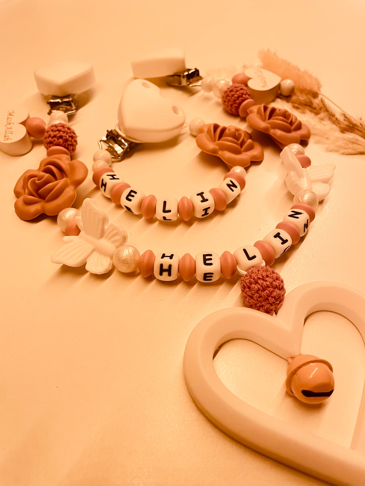 Schnullerkette Kinderwagenkette altrosa weiß Rose mit Schmetterling Mashallah personalisiert mit Namen Geschenk Baby Geburt Taufe