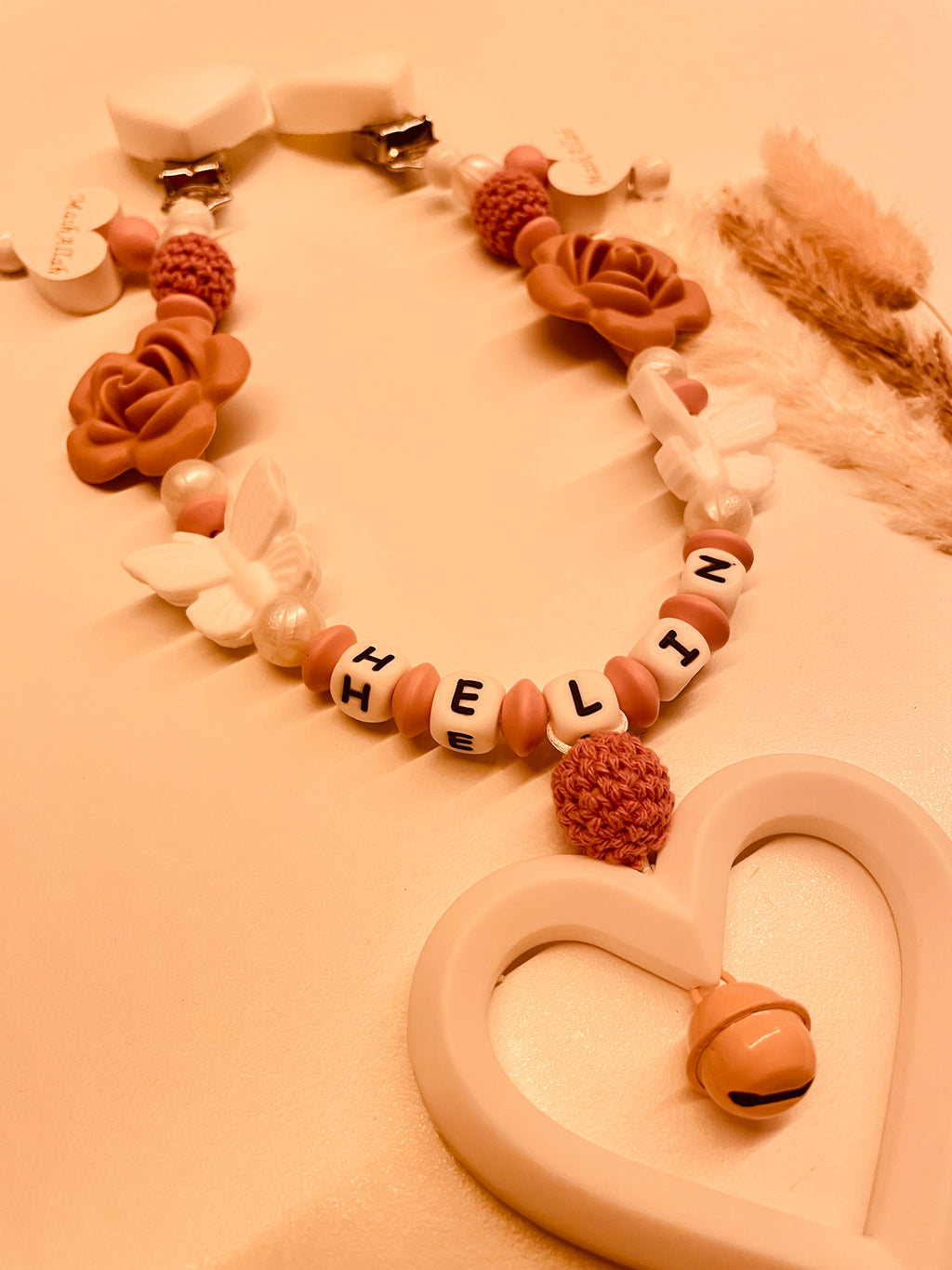 Schnullerkette Kinderwagenkette altrosa weiß Rose mit Schmetterling Mashallah
