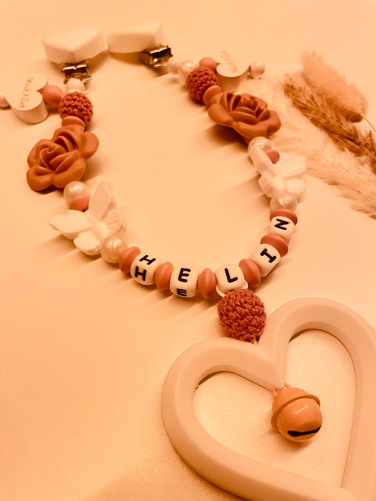 Schnullerkette Kinderwagenkette altrosa weiß Rose mit Schmetterling Mashallah