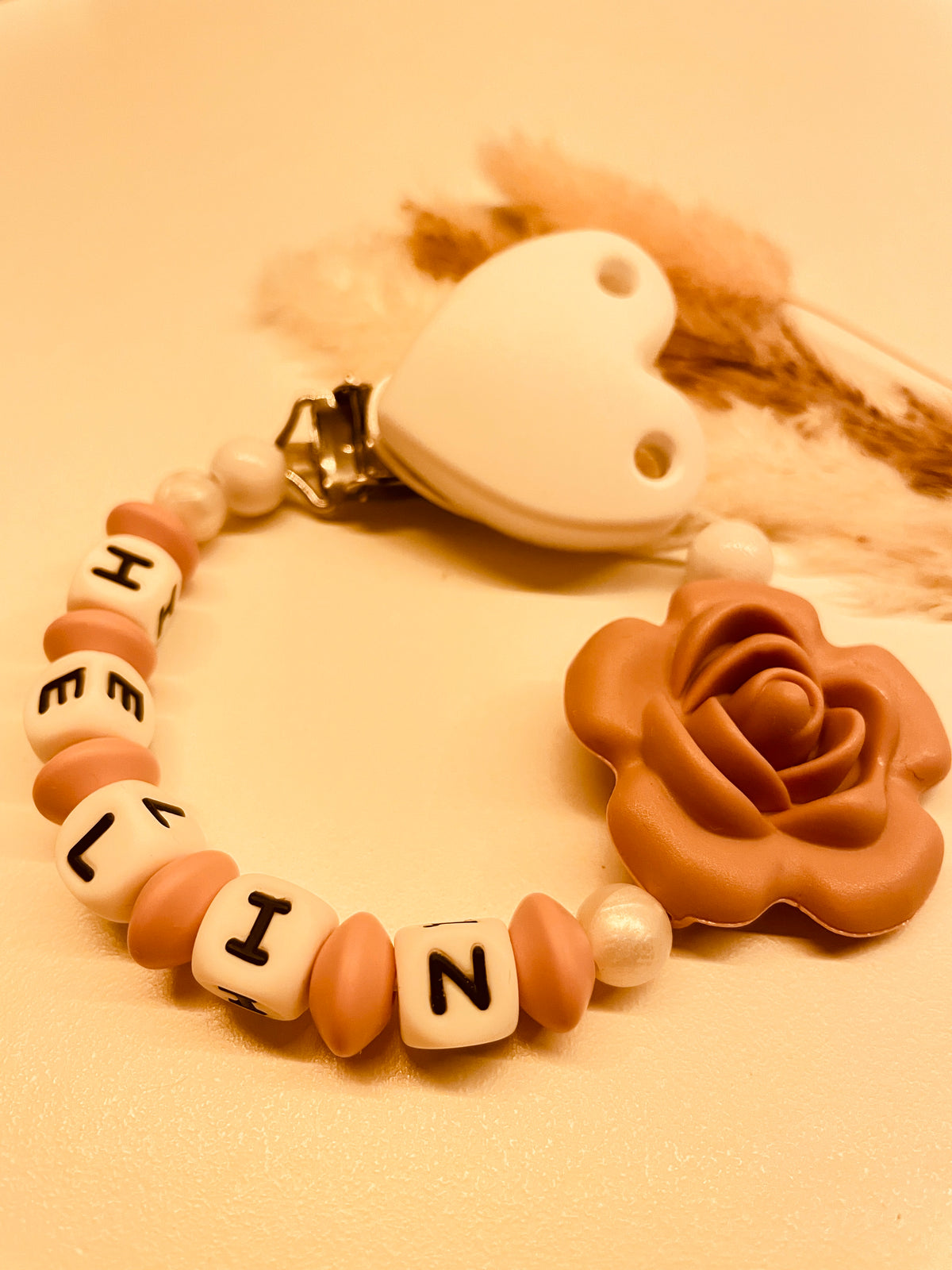 Schnullerkette Kinderwagenkette altrosa weiß Rose mit Schmetterling Mashallah