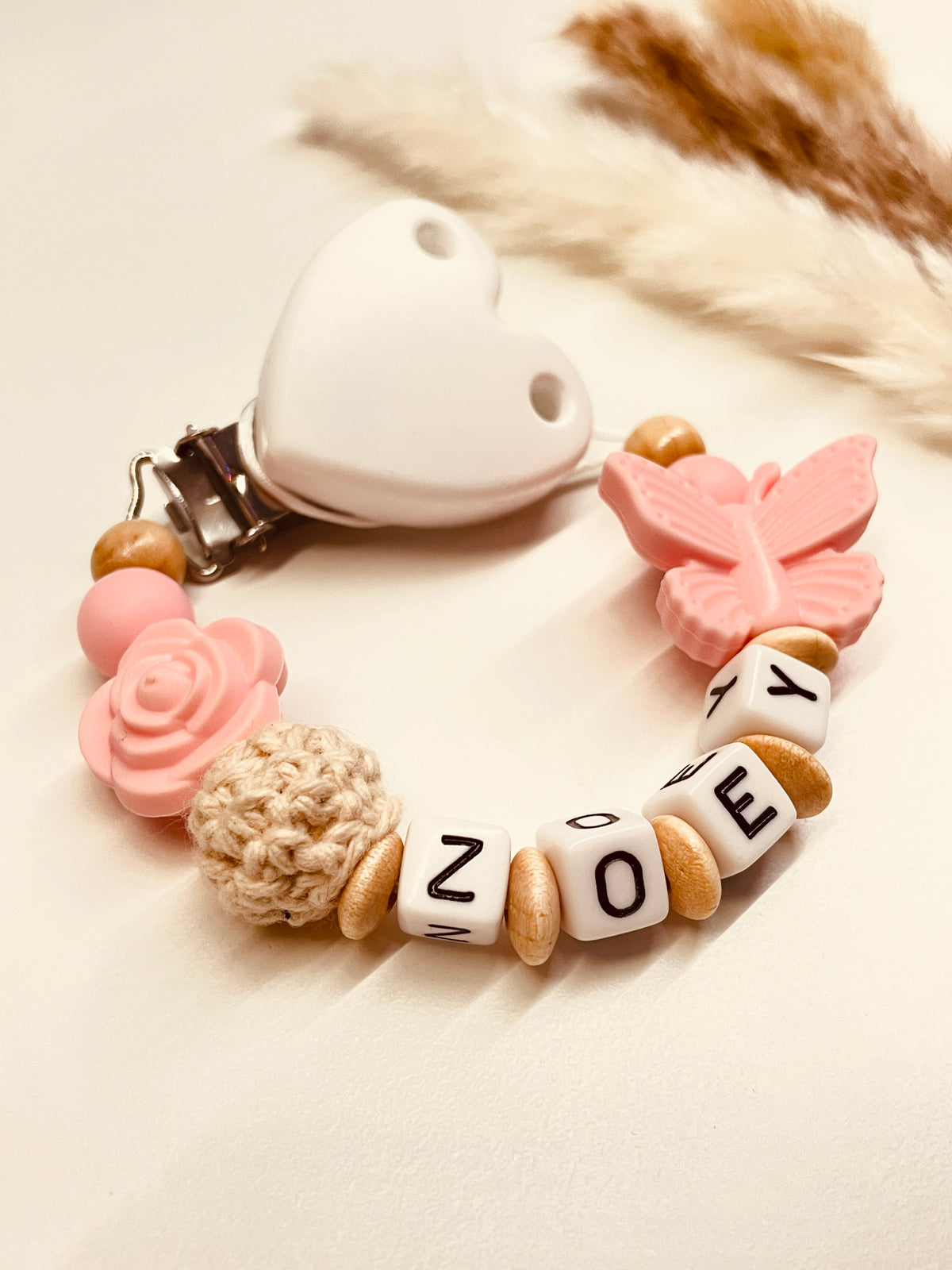 Schnullerkette Schmetterling mit Rose candy rosa natur personalisiert handgefertigt Babygeschenk Mädchen