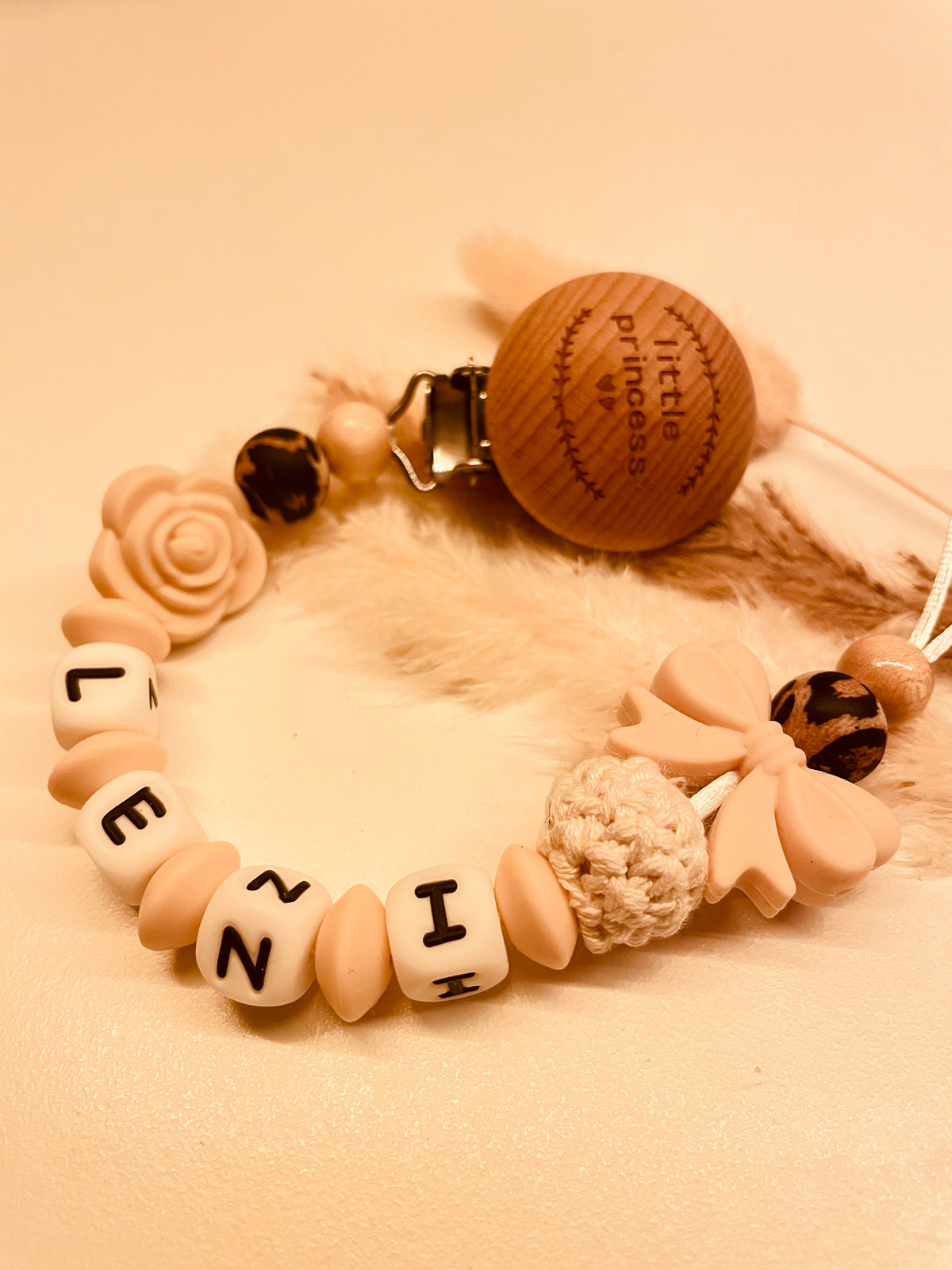 Schnullerkette personalisiert little Princeee Leo Rose mit Schleife beige
