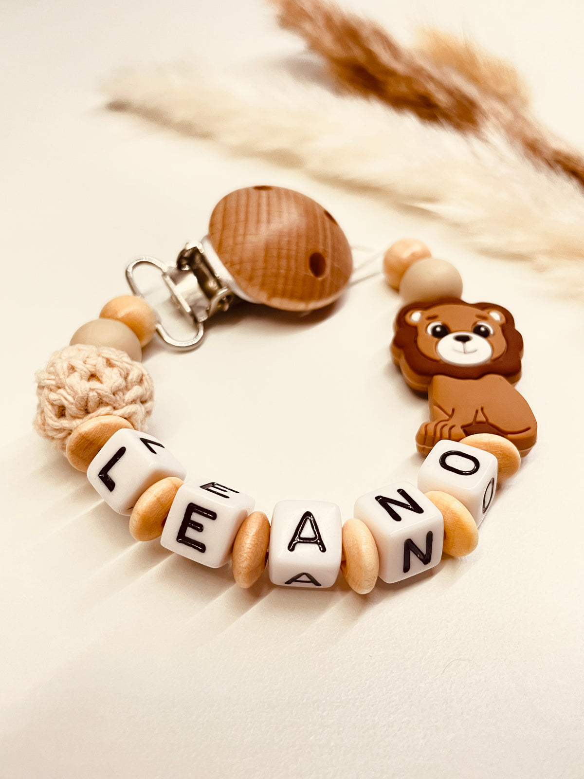Schnullerkette Löwe Holz natur personalisiert handgefertigt Babygeschenk nachhaltig