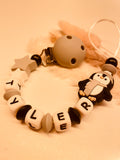 Schnullerkette mit Namen personalisiert Pinguin grau weiß