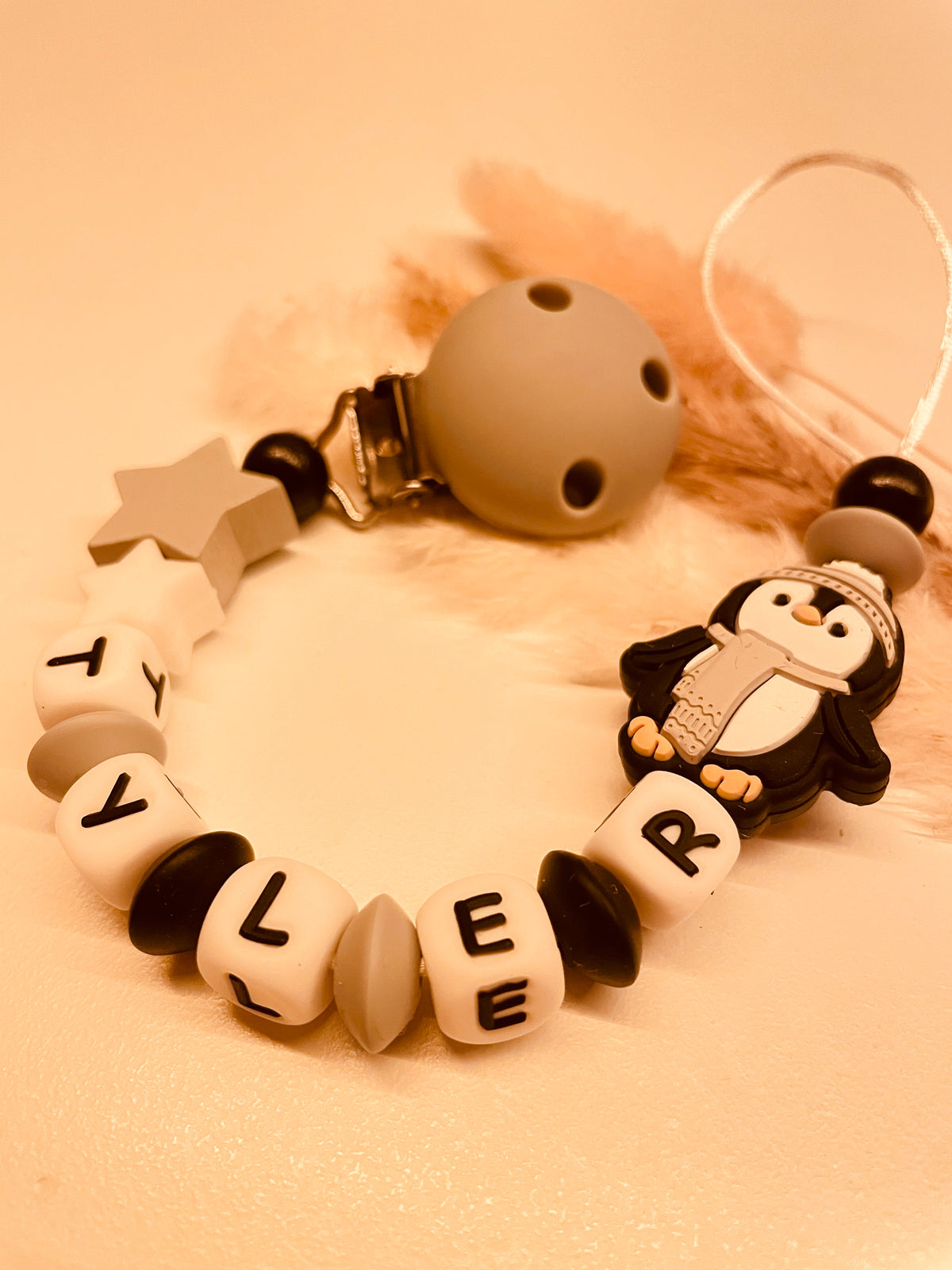 Schnullerkette mit Namen personalisiert Pinguin grau weiß