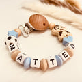 Schnullerkette Affe mit Fußball in blau-beige, personalisiert mit Namen