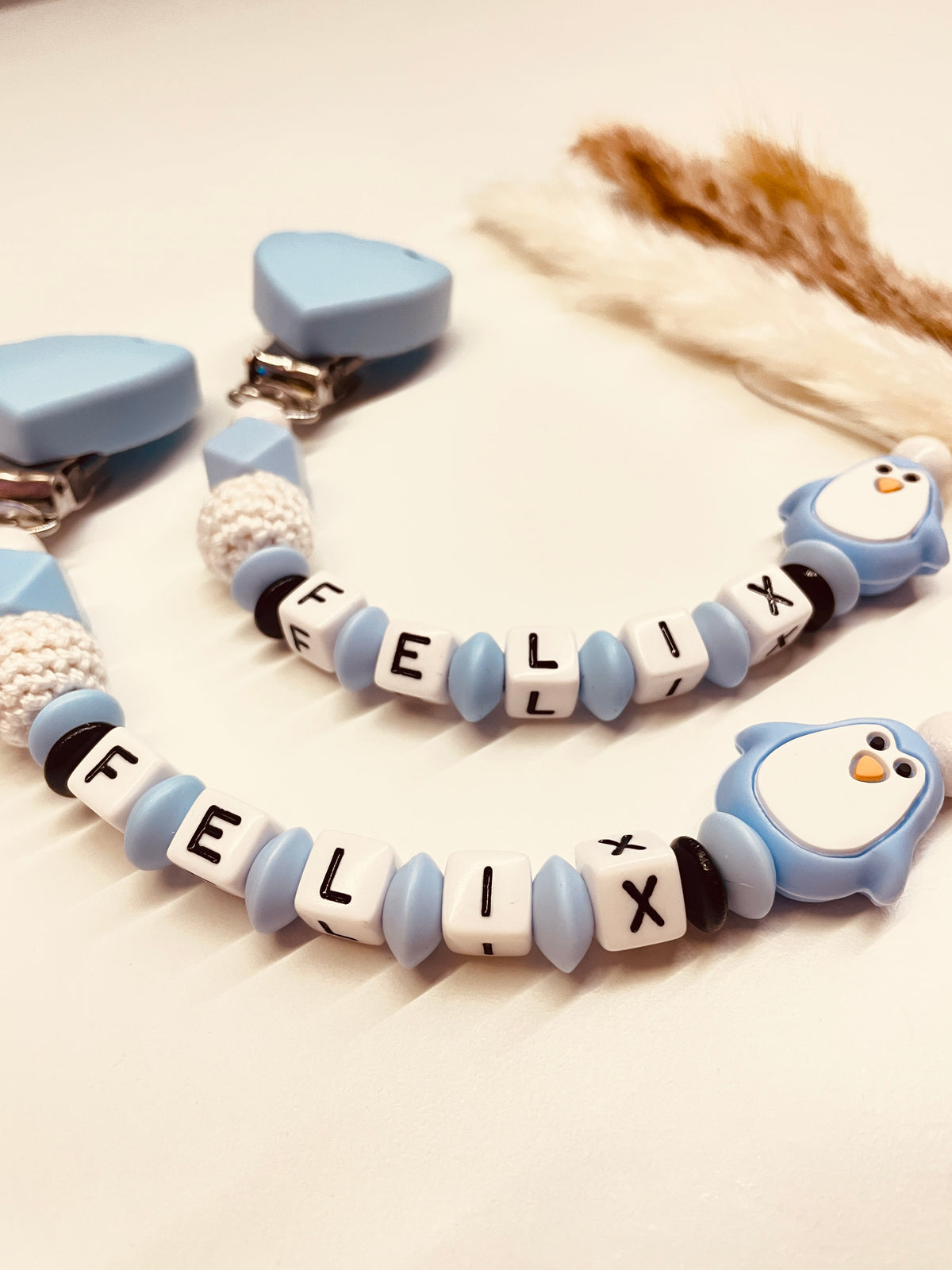 Schnullerkette Pinguin blau personalisiert handgefertigt Babygeschenk Junge