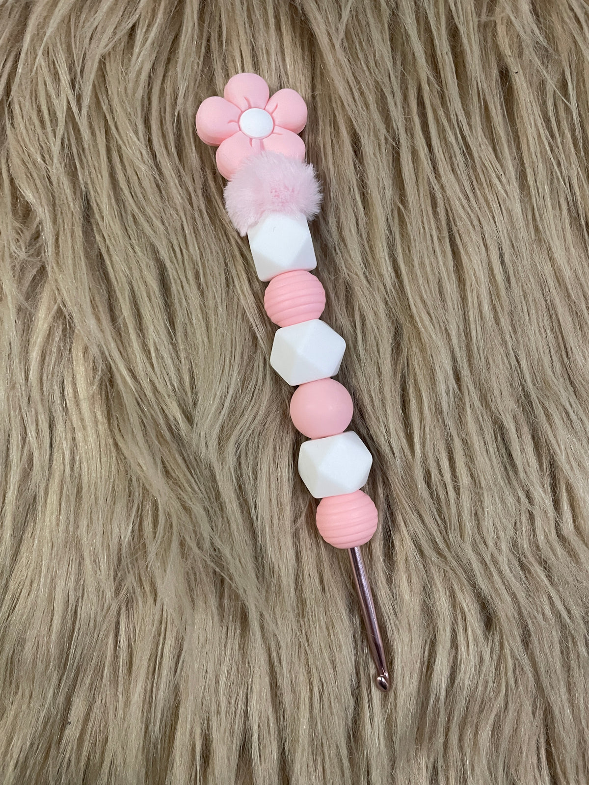 Häkelnadel Blume rosa weiß Silikon ergonomisch Häkelzubehör Blumenmotiv
