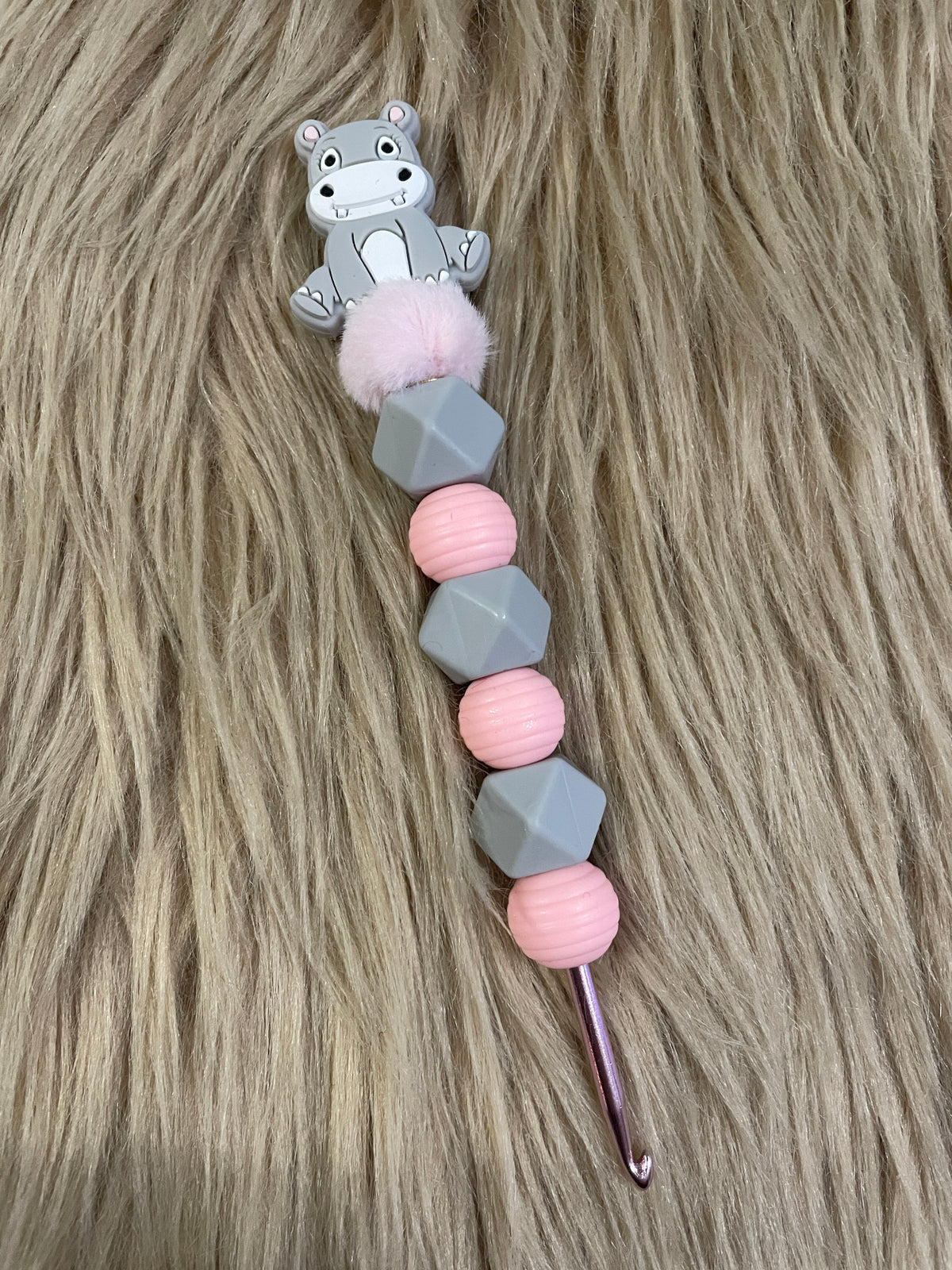 Häkelnadel Nilpferd rosa grau Silikon ergonomisch Häkelzubehör mit Tiermotiv
