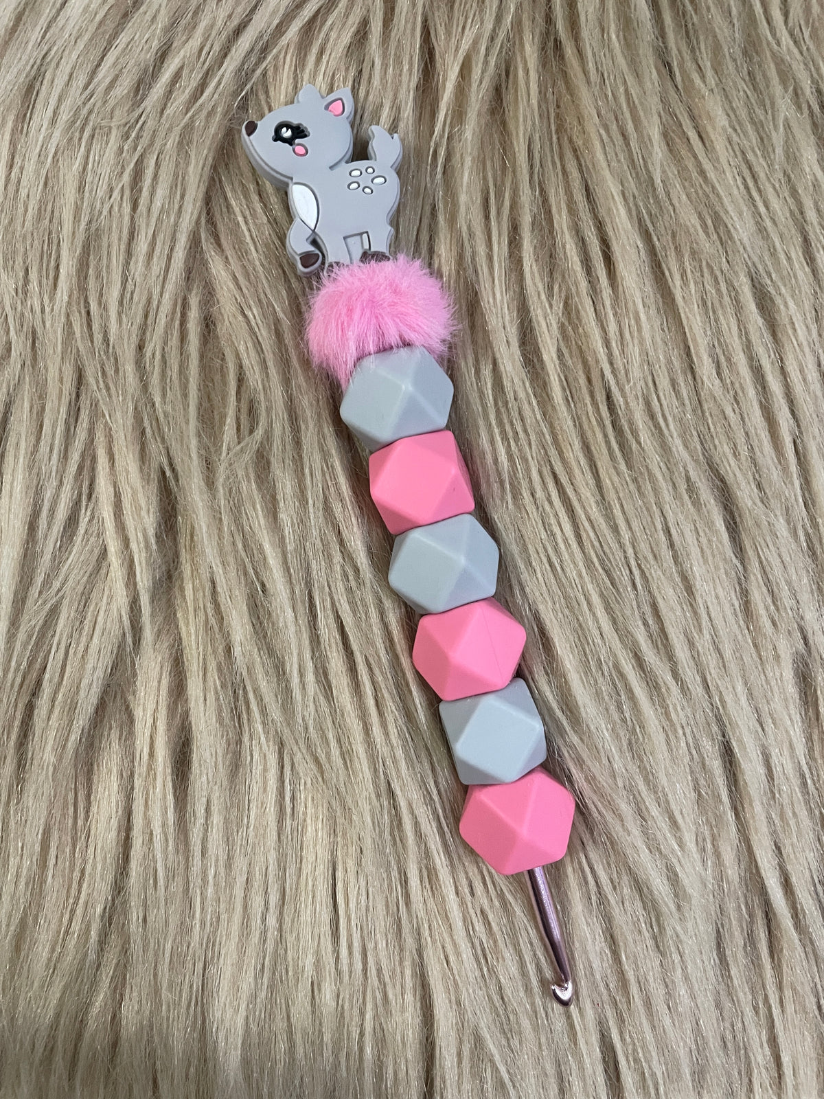 Häkelnadel Reh pink grau Silikon ergonomisch Häkelzubehör mit Tiermotiv
