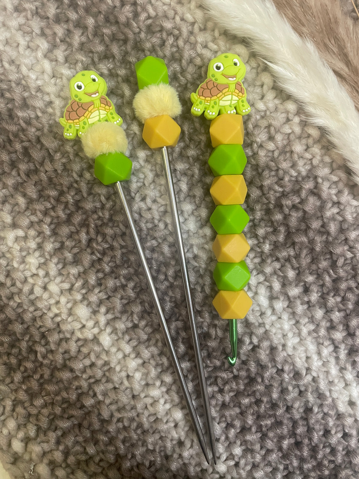 Häkelnadel Set Schildkröte grün senfgelb Amigurumisticks ergonomisch Silikon
