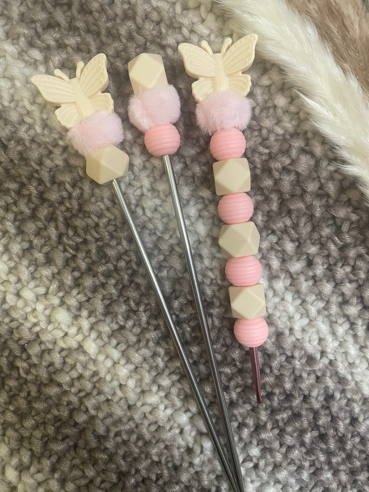 Häkelnadel Set Pinguin weiß rosa Amigurumisticks ergonomisch Silikon
