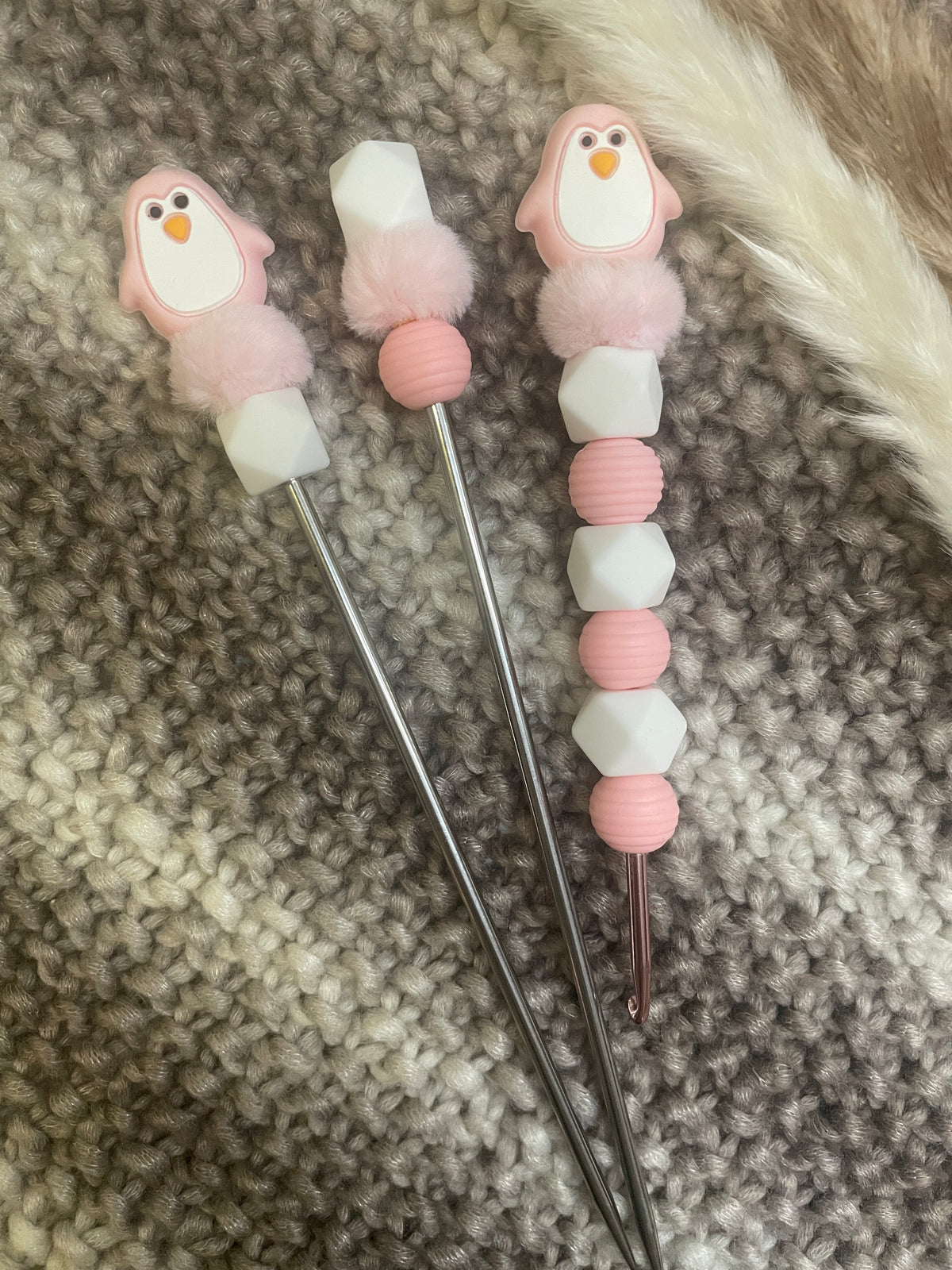 Häkelnadel Set Pinguin weiß rosa Amigurumisticks ergonomisch Silikon

