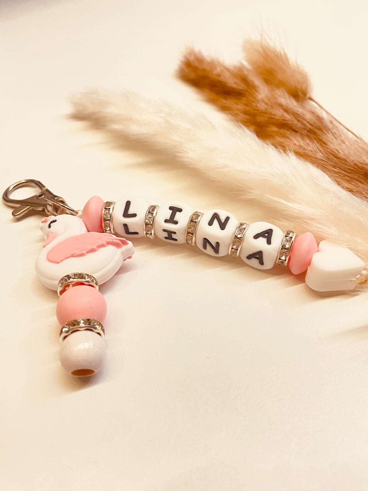 Schlüsselanhänger Schwan rosa handgefertigt eleganter Anhänger
personalisiert mir Namen
